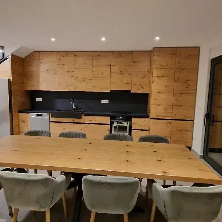 Δωμάτια σε οικογενειακή κατοικία V, Mountain View With A French Balcony, Private Bathroom, Shared Kitchen, Living And Garden With Heated Pool, Privlaka, Zadar *