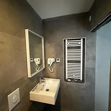 منزل للإقامة V, Mountain View With A French Balcony, Private Bathroom, Shared Kitchen, Living And Garden With Heated Pool, Privlaka, Zadar بريفلاكا