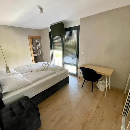 V, Mountain View With A French Balcony, Private Bathroom, Shared Kitchen, Living And Garden With Heated Pool, Privlaka, Zadar Δωμάτια σε οικογενειακή κατοικία *