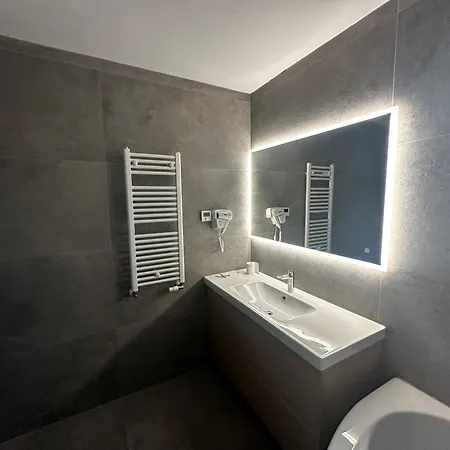 V, Mountain View With A French Balcony, Private Bathroom, Shared Kitchen, Living And Garden With Heated Pool, Privlaka, Zadar منزل للإقامة