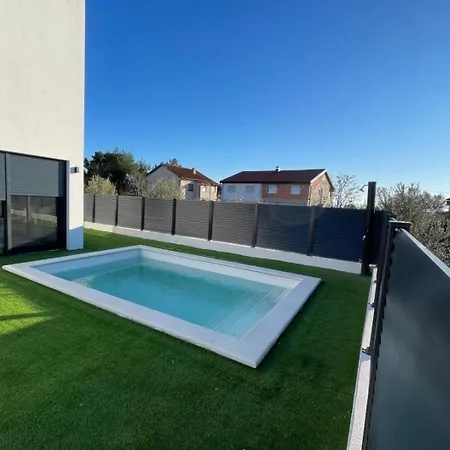 V, Mountain View With A French Balcony, Private Bathroom, Shared Kitchen, Living And Garden With Heated Pool, Privlaka, Zadar Privlaka (Zadar)