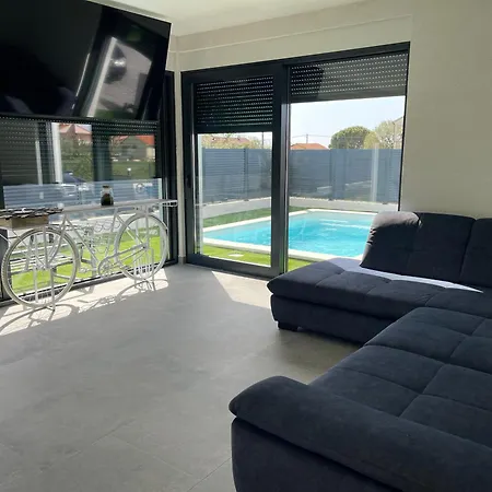 Homestay V, Mountain View With A French Balcony, Private Bathroom, Shared Kitchen, Living And Garden With Heated Pool, Privlaka, Zadar Privlaka (Zadar)