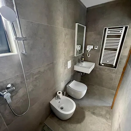 V, Mountain View With A French Balcony, Private Bathroom, Shared Kitchen, Living And Garden With Heated Pool, Privlaka, Zadar 홈스테이 프리블라카