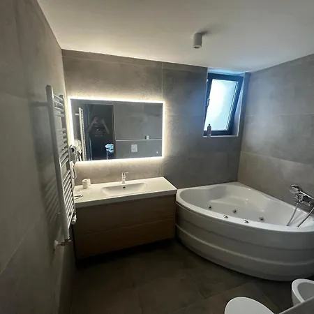Rum i privatbostad V, Mountain View With A French Balcony, Private Bathroom, Shared Kitchen, Living And Garden With Heated Pool, Privlaka, Zadar Privlaka (Zadar)
